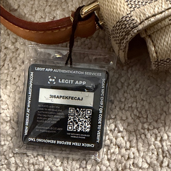 Louis Vuitton Handbag - Picture 3 of 9